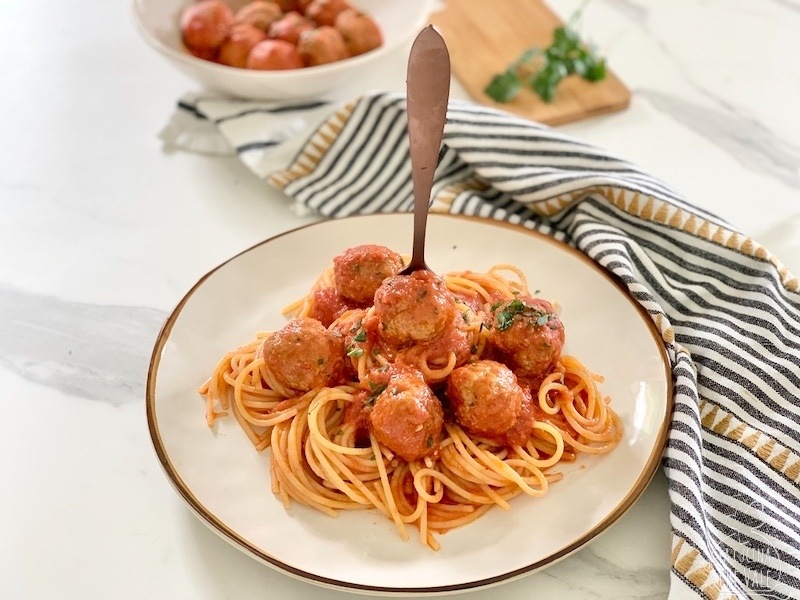 Spaghetti con le polpette al sugo | La Cucina che Vale