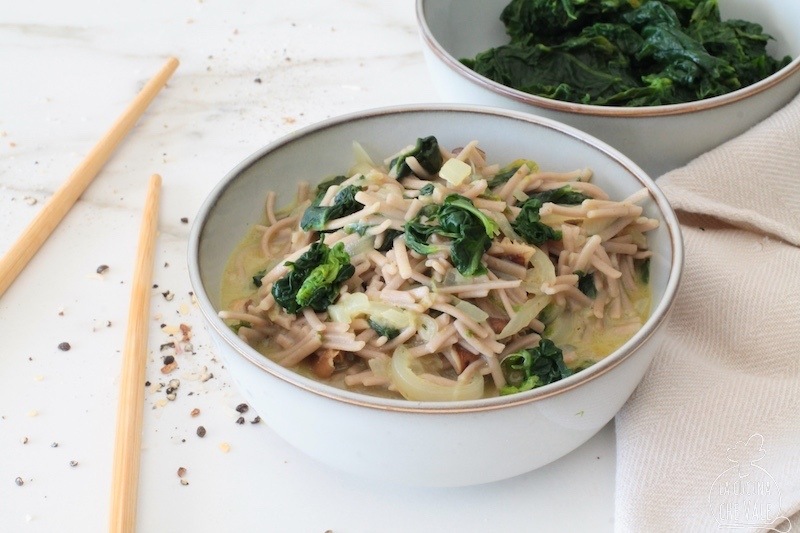 La soba giapponese con spinaci e funghi è un piatto gustoso e facile da fare, arricchito con cipolla latte di cocco e curry a piacere.