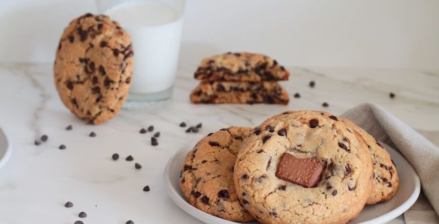 I crumble cookies sono tra i biscotti più golosi e irresistibili che si possano preparare, sono facili da fare anche in casa.